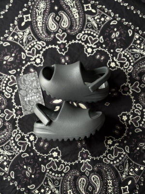 Yeezy slide granite kids