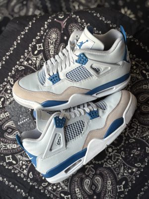 Jordan 4 Military Blue (preowned)