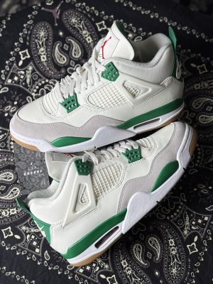 Jordan 4 SB Pine Green (Preowned)