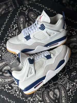 Jordan 4 SB Navy (preowned)
