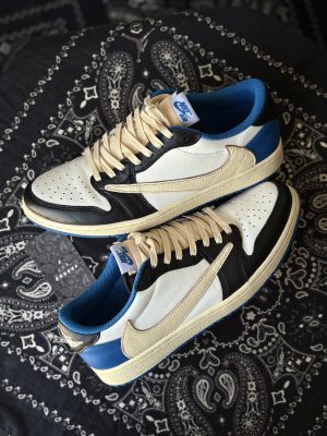 Jordan 1 low Travis Fragment (preowned)