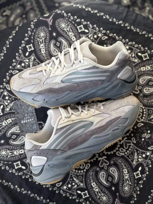 Yeezy 700 V2 tephra (preowned)