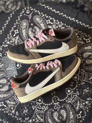 Jordan 1 low Travis Mocha (preowned)